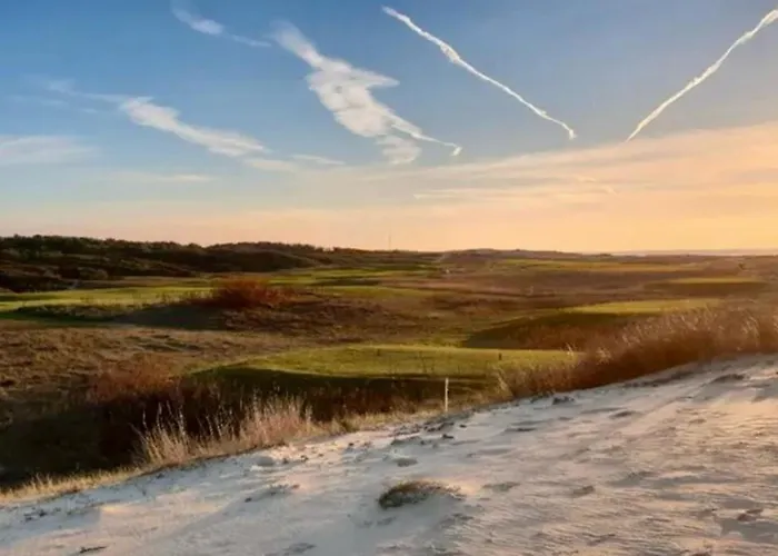 Charming With Balcony And Golf View