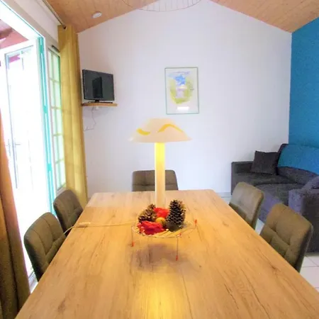 Charming With Balcony And Golf View Lägenhet