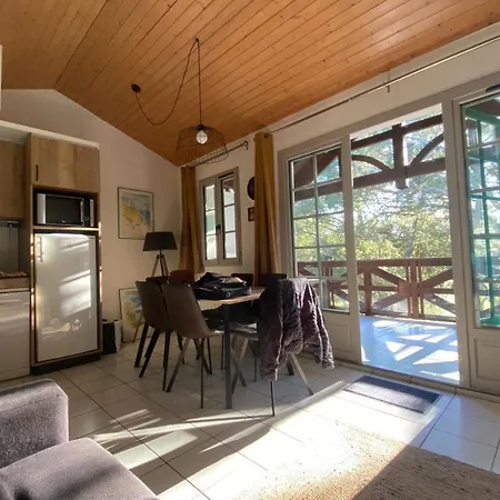 아파트 Charming With Balcony And Golf View