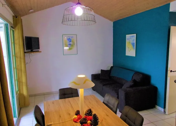 Charming With Balcony And Golf View