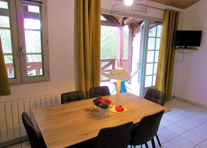 Charming With Balcony And Golf View 몰리엣젯마